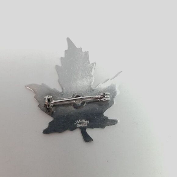 Vintage Sterling Silver Mapel Leaf Shape Brooch, BMCo Maker, Etched Lapel Pin - Picture 3 of 7
